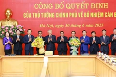 Thủ tướng Phạm Minh Chính và các Phó Thủ tướng tặng hoa chúc mừng đồng chí Trần Đức Thắng và đồng chí Hồ Văn Niên. (Ảnh: Dương Giang/TTXVN)