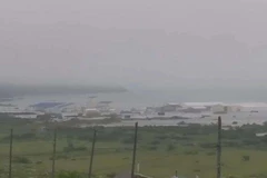 Sóng thần đã làm hư hại các tòa nhà và gây ra lũ lụt tại Kuril. (Nguồn: AP)