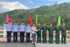 Đồn Biên phòng Cửa khẩu Ma Lù Thàng - Bộ đội Biên phòng tỉnh Lai Châu bàn giao lại đồ vật đánh rơi cho du khách Trung Quốc. (Ảnh: TTXVN phát)