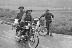 Các phóng viên Trần Mai Hưởng, Ngọc Đản và Hoàng Thiểm đang qua đèo Hải Vân vào Đà Nẵng giải phóng, ngày 29/3/1975. (Ảnh: Lâm Hồng Long/TTXVN)