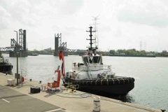 Tàu kéo chạy điện Volta 1 tại cảng Antwerp (Bỉ). (Ảnh: TTXVN phát)