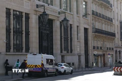 Xe cảnh sát được triển khai bên ngoài ngân hàng Bank of America ở Paris, Pháp, ngày 28/3/2026. (Ảnh: THX/TTXVN)
