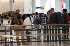 Đặc vụ của Cơ quan Thực thi Di trú và Hải quan (ICE) tuần tra tại sân bay La Guardia ở New York, Mỹ, ngày 23/3/2026. (Nguồn: THX/TTXVN)