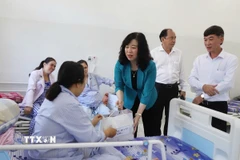 Bộ trưởng Y tế Đào Hồng Lan thăm bệnh nhân đang điều trị tại Trung tâm Y tế Quân Dân y Côn Đảo. (Nguồn: TTXVN phát)