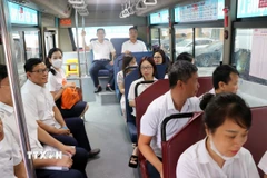 Ngày đầu Hải Phòng thí điểm đưa đón cán bộ, công chức đi làm bằng tàu hỏa. (Ảnh: Hoàng Ngọc/TTXVN)