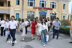 Ngày đầu Hải Phòng thí điểm đưa đón cán bộ, công chức đi làm bằng tàu hỏa. (Ảnh: Hoàng Ngọc/TTXVN)