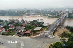 Đường dẫn lên cầu Phong Châu phía xã Lâm Thao, tỉnh Phú Thọ. (Ảnh: Đào An/TTXVN)