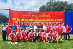 Hai đội chụp ảnh lưu niệm tại trận đấu bóng đá giao hữu giữa cán bộ Công an Thành phố Hà Nội và Sở cảnh sát Tokyo, Nhật Bản. (Ảnh: Nguyễn Tuyến/TTXVN)