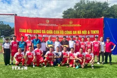 Hai đội chụp ảnh lưu niệm tại trận đấu bóng đá giao hữu giữa cán bộ Công an Thành phố Hà Nội và Sở cảnh sát Tokyo, Nhật Bản. (Ảnh: Nguyễn Tuyến/TTXVN)