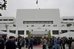 Các phóng viên và nhân viên an ninh tại cổng chính của Tòa nhà Quốc hội ở Islamabad, Pakistan. (Nguồn: AP)