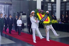 Đoàn đại biểu cấp cao Đảng Nhân dân Campuchia do Phó Chủ tịch Đảng Nhân dân Campuchia, Chủ tịch Hội đồng quốc gia mặt trận đoàn kết phát triển Tổ quốc Campuchia, Chủ tịch Hội Hữu nghị Campuchia - Việt Nam Men Sam An dẫn đầu đến viếng nguyên Chủ tịch nước Trần Đức Lương. (Ảnh: TTXVN)