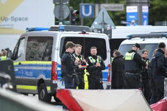 Cảnh sát điều tra tại hiện trường vụ tấn công bằng dao ở Hamburg, Đức ngày 23/5/2025. (Ảnh: REUTERS/TTXVN)