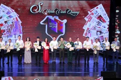 Đại tướng Lương Tam Quang, Bộ trưởng Bộ Công an trao Kỷ niệm chương “Vì an ninh Tổ quốc” cho các Nhà báo có thành tích xuất sắc trong công tác đảm bảo an ninh trật tự. (Ảnh: Phạm Kiên/TTXVN)