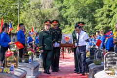 Ủy ban Nhân dân tỉnh Thanh Hóa tổ chức Lễ viếng, truy điệu và an táng 19 hài cốt liệt sỹ Quân tình nguyện và chuyên gia Việt Nam hy sinh trên nước bạn Lào, được tìm kiếm, quy tập trong mùa khô 2025-2026. (Ảnh: TTXVN phát)