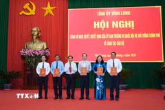 Ông Trần Văn Lâu, Ủy viên Trung ương Đảng, Bí thư Tỉnh ủy Vĩnh Long trao các Quyết định của Thủ tướng Chính phủ phê chuẩn kết quả bầu Chủ tịch và Phó Chủ tịch Ủy ban Nhân dân tỉnh Vĩnh Long nhiệm kỳ 2026-2031. (Ảnh: Phạm Minh Tuấn/TTXVN)