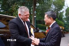 Thủ tướng Lê Minh Hưng đón Thủ tướng Slovakia Robert Fico. (Ảnh: Dương Giang/TTXVN)