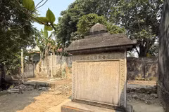 Tấm Bia “Lê tướng công sự nghiệp huân danh” cao khoảng hơn 2m, rộng 1,95m, gồm 3 phần là mũ bia, thân bia và đế bia, được chạm khắc tinh xảo, rõ nét dù đã trải qua biết bao thăng trầm, biến cố của thời gian. (Ảnh: Hoa Mai/TTXVN)
