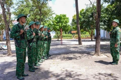 Chỉ huy Đồn Biên phòng Cửa khẩu quốc tế Tân Nam quán triệt nhiệm vụ, duy trì nghiêm chế độ trực sẵn sàng chiến đấu dịp Tết Bính Ngọ 2026, bảo đảm giữ vững an ninh, trật tự khu vực cửa khẩu. (Ảnh: Minh Phú/TTVXN)