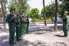 Chỉ huy Đồn Biên phòng Cửa khẩu quốc tế Tân Nam quán triệt nhiệm vụ, duy trì nghiêm chế độ trực sẵn sàng chiến đấu dịp Tết Bính Ngọ 2026, bảo đảm giữ vững an ninh, trật tự khu vực cửa khẩu. (Ảnh: Minh Phú/TTVXN)