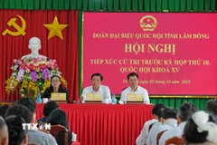 Ông Phan Đình Trạc và các đại biểu dự Hội nghị tiếp xúc cử tri tại xã Tà Năng (Lâm Đồng). (Ảnh: Nguyễn Dũng/TTXVN)