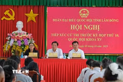 Ông Phan Đình Trạc và các đại biểu dự Hội nghị tiếp xúc cử tri tại xã Tà Năng (Lâm Đồng). (Ảnh: Nguyễn Dũng/TTXVN)