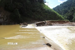 Cầu tràn đầu bản Xốp Kho (xã Nga My, tỉnh Nghệ An) nước lũ dâng cao, dòng chảy mạnh chia cắt toàn bộ tuyến đường độc đạo đi qua bản Xốp Kho vào bản Na Ngân giữa đại ngàn Pù Huống. (Ảnh: Xuân Tiến/TTXVN)
