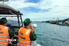 Bộ đội Biên phòng Cô Tô kêu gọi tàu thuyền về nơi tránh trú bão an toàn. (Ảnh: Thu Báu/TTXVN phát)