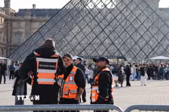 Lực lượng an ninh gác bên ngoài bảo tàng Louvre ở thủ đô Paris, Pháp. (Nguồn: THX/TTXVN)