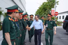 Lãnh đạo Tập đoàn Viettel chào mừng đồng chí Trưởng Ban Chính sách, chiến lược Trung ương và Đoàn công tác. (Nguồn: Vietnam+)