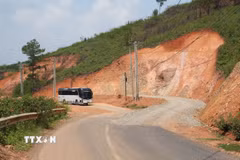 Một đoạn sạt lở trên đường Bidoup được khắc phục tạm thời để các phương tiện di chuyển, chính quyền địa phương cũng đang hoàn tất các thủ tục để thi công khắc phục các điểm sạt lở với kinh phí khoảng 10 tỷ đồng. (Ảnh: Nguyễn Dũng/TTXVN)