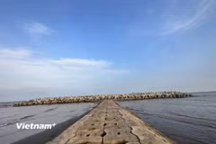 Biển Thịnh Long mang đến cho du khách một trải nghiệm khác biệt so với những điểm du lịch biển sôi động ở miền Trung hay miền Nam. (Nguồn: Vietnam+)