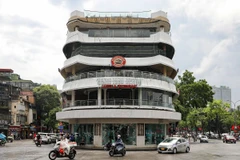 Tòa nhà Trung tâm thương mại - dịch vụ - ăn uống Hồ Gươm sau khi các chủ cửa hàng kinh doanh triển khai thu dọn đồ đạc trả lại mặt bằng (ảnh chụp ngày 28/4/2025). (Ảnh: Lê Đông/TTXVN)