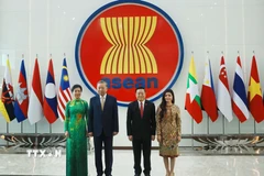 Tổng Bí thư Tô Lâm và Phu nhân cùng Tổng Thư ký ASEAN Kao Kim Hourn và Phu nhân tại Trụ sở Ban Thư ký ASEAN. (Ảnh: Thống Nhất/TTXVN)