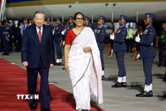 Thủ tướng Sri Lanka Harini Amarasuriya đón Tổng Bí thư, Chủ tịch nước Tô Lâm tại sân bay quốc tế Bandaranaike. (Ảnh: Thống Nhất/TTXVN)
