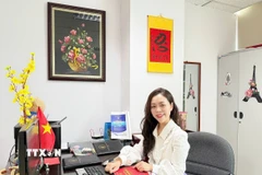 Thạc sỹ Nguyễn Thị Bích Hạnh, Phó Trưởng phòng In, Phát hành, Viện Thông tin Khoa học xã hội (Viện Hàn lâm Khoa học xã hội Việt Nam) luôn trăn trở làm sao để kết quả nghiên cứu của các nhà khoa học đến với bạn đọc theo cách thuận tiện hơn. (Ảnh: Diệu Thúy/TTXVN)