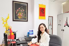 Thạc sỹ Nguyễn Thị Bích Hạnh, Phó Trưởng phòng In, Phát hành, Viện Thông tin Khoa học xã hội (Viện Hàn lâm Khoa học xã hội Việt Nam) luôn trăn trở làm sao để kết quả nghiên cứu của các nhà khoa học đến với bạn đọc theo cách thuận tiện hơn. (Ảnh: Diệu Thúy/TTXVN)