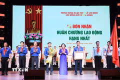 Đồng chí Phạm Thị Thanh Trà, Bí thư Trung ương Đảng, Phó Thủ tướng Chính phủ thay mặt lãnh đạo Đảng và Nhà nước trao tặng Huân chương Lao động hạng Nhất cho tổ chức Đội Thiếu niên tiền phong Hồ Chí Minh. (Ảnh: Minh Đức/TTXVN)