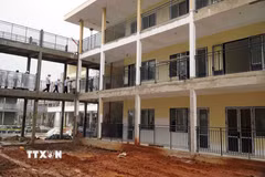 Trường Phổ thông nội trú liên cấp Tiểu học-Trung học cơ sở xã Dục Nông đang dần hoàn thiện các hạng mục để chuẩn bị đón khai giảng năm học mơi. (Ảnh: Cao Nguyên/TTXVN)