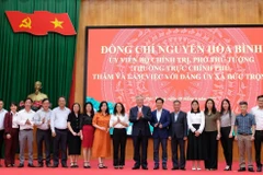 Phó Thủ tướng Thường trực Chính phủ Nguyễn Hòa Bình chụp ảnh với cán bộ xã Đức Trọng (Lâm Đồng) chiều 30/6. (Ảnh: Nguyễn Dũng/TTXVN)