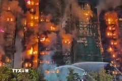 Hiện trường vụ cháy chung cư ở Hong Kong, Trung Quốc, ngày 26/11/2025. (Nguồn: THX/TTXVN)