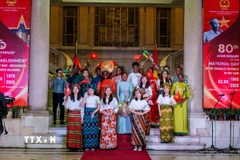 Trình diễn trang phục áo dài và capulana tại lễ kỷ niệm. (Nguồn: TTXVN phát)