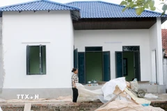 Ngôi nhà mới khang trang của gia đình chị Trần Thị Sa, xã Nam Lý, hoàn thành nhờ kinh phí hỗ trợ của Chương trình xóa nhà tạm, nhà dột nát. (Ảnh: Nguyễn Chinh/TTXVN)