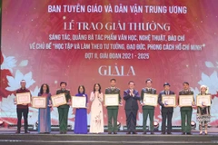 Lãnh đạo Ban Tuyên giáo và Dân vận Trung ương trao giải A cho các tác giả, nhóm tác giả. (Ảnh: Phương Hoa/TTXVN)