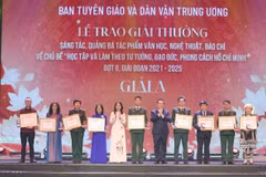 Lãnh đạo Ban Tuyên giáo và Dân vận Trung ương trao giải A cho các tác giả, nhóm tác giả. (Ảnh: Phương Hoa/TTXVN)