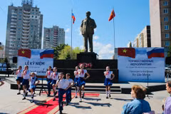 Biểu diễn văn nghệ kỷ niệm 135 năm ngày sinh Hồ Chủ tịch tại thành phố Ulyanovsk. (Ảnh: TTXVN phát)
