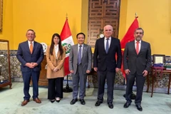 Đại sứ Bùi Văn Nghị làm việc chào xã giao Thứ trưởng Ngoại giao Peru Felix Denegri Boza. (Nguồn: Đại sứ quán cung cấp)