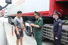 Lực lượng Biên phòng và Hải quan tại cửa khẩu Tân Thanh phối hợp kiểm tra giấy tờ phương tiện chở hàng xuất khẩu tại đường chuyên dụng vận chuyển hàng hóa khu vực mốc 1088/2-1089. (Ảnh: Quang Duy/TTXVN)