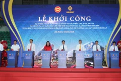 Các đại biểu thực hiện nghi thức khởi công dự án. (Ảnh: Thanh Tuấn/TTXVN)