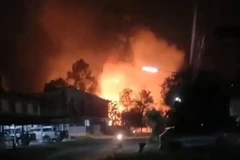 Ngọn lửa bùng phát dữ dội tại kho vũ khí. (Nguồn: Ảnh chụp màn hình từ trang Facebook của Phòng Quan hệ Công chúng tỉnh Surin)