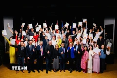 30/150 học viên Việt Nam đang theo học tại trường chụp ảnh cùng các đại diện. (Nguồn: TTXVN phát)